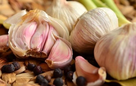 اگر جزو این افراد هستید، سیر نخورید