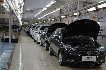 ایرانخودرو: مخالفتی با واردات خودرو نداریم / محدودیت قیمت‌گذاری برداشته شود