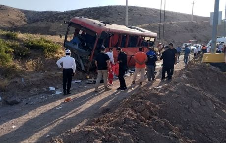 ۱۵ مصدوم در واژگونی اتوبوس زائران اربعین حسینی شهرستان کوهین