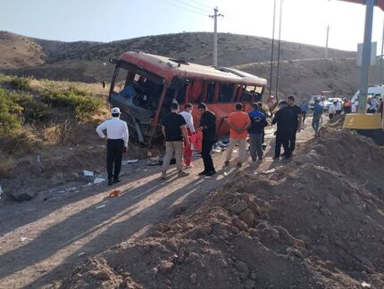 ۱۵ مصدوم در واژگونی اتوبوس زائران اربعین حسینی شهرستان کوهین