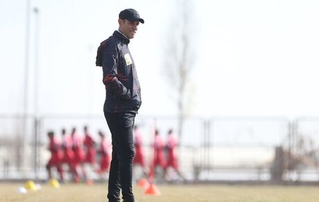 
گل‌محمدی: بازیکنان پرسپولیس برنده به دنیا آمده‌اند/ استادیوم را خالی می‌خواهند!

