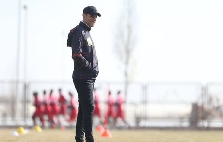 
گل‌محمدی: بازیکنان پرسپولیس برنده به دنیا آمده‌اند/ استادیوم را خالی می‌خواهند!

