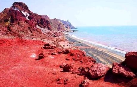 کشف دو کیسه سنگ و خاک جزیره هرمز از یک مسافر