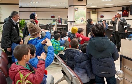 دانش‌آموزان دبستانی با حضور در شعبه شهیدخدامی با خدمات بانک مسکن آشنا شدند
