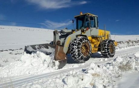 بارش برف ۹۴ راه روستایی در آذربایجان غربی را مسدود کرد