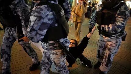 بازداشت ۱۳۰۰ نفر در روسیه بخاطر تظاهرات ضد جنگ