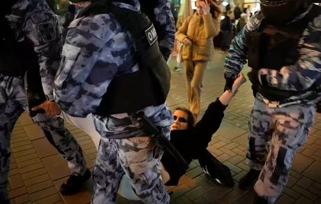 بازداشت ۱۳۰۰ نفر در روسیه بخاطر تظاهرات ضد جنگ