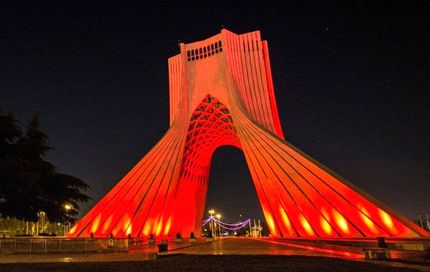 پل طبیعت و برج آزادی قرمز شدند
