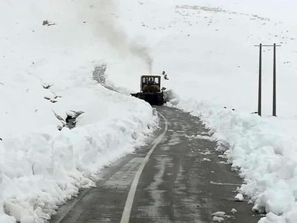 مسدود شدن راه ارتباطی ۵۶ روستا در کوهرنگ در پی بارش برف