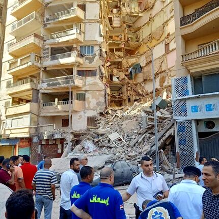 یک ساختمان مسکونی ۱۳ طبقه در مصر فروریخت