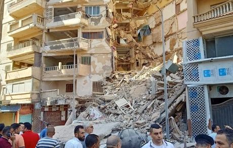 یک ساختمان مسکونی ۱۳ طبقه در مصر فروریخت