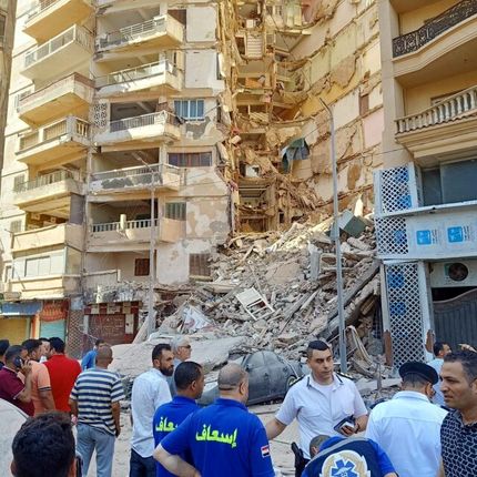 یک ساختمان مسکونی ۱۳ طبقه در مصر فروریخت