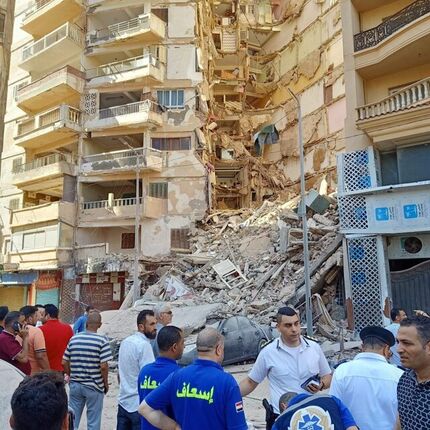 یک ساختمان مسکونی ۱۳ طبقه در مصر فروریخت