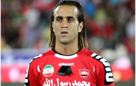 شبی که علی کریمی با پیراهن قرمز جنجال به پا کرد/ عکس