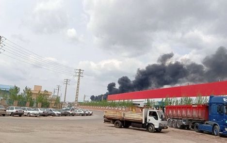 ۱۴ مصدوم در آتش سوزی کارخانه تولید چسب در صوفیان