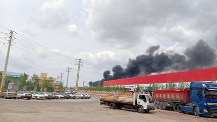 ۱۴ مصدوم در آتش سوزی کارخانه تولید چسب در صوفیان