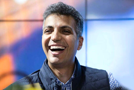 عادل فردوسی‌پور پا به توپ می‌شود/ عکس