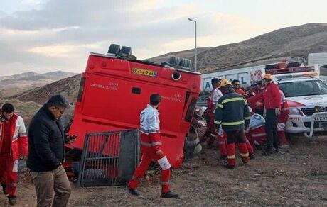 ۲۴ فوتی و مصدوم براثر واژگونی اتوبوس مسافربری در محور کرمان ایرانشهر