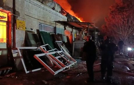 آتش سوزی یک کارگاه چوب بری در داخل پادگان ارتش