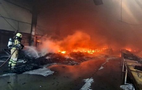 ۲۳ مصدوم در آتش سوزی یک کارخانه لوازم آرایشی بهداشتی