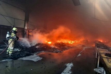 ۲۳ مصدوم در آتش سوزی یک کارخانه لوازم آرایشی بهداشتی