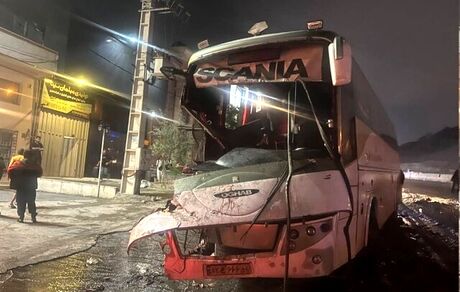 مصدومیت ۱۲ نفر در تصادف اتوبوس و کامیون در محور جاجرود