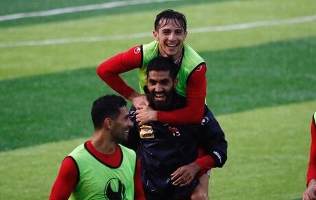 مدافع سابق پرسپولیس از فوتبال خداحافظی کرد