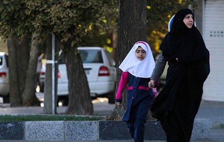 تحویل مدارک تحصیلی دانش‌آموز به والدین یا سرپرست قانونی با تشخیص مدیر