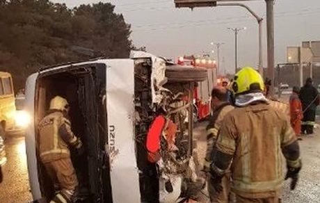 ۶ مصدوم در حادثه واژگونی مینی‌بوس کارکنان یک مرکز صنعتی