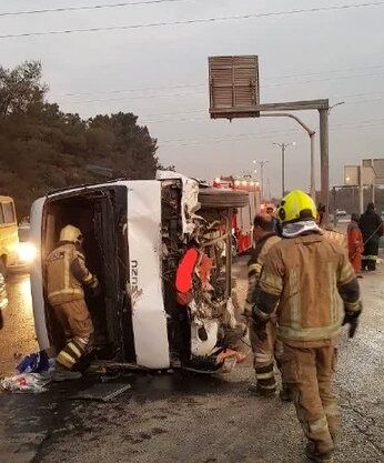 ۶ مصدوم در حادثه واژگونی مینی‌بوس کارکنان یک مرکز صنعتی