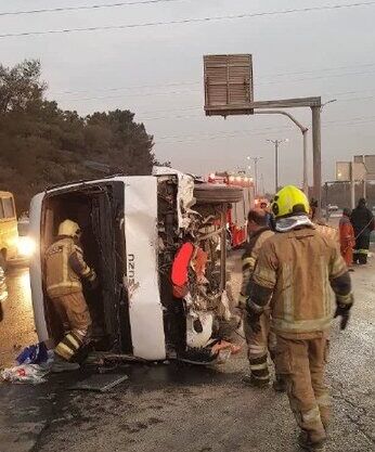 ۶ مصدوم در حادثه واژگونی مینی‌بوس کارکنان یک مرکز صنعتی
