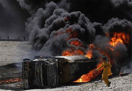 واژگونی و آتش سوزی یک تانکر، محور بیرجند به قاین را بست