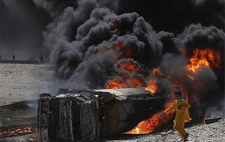واژگونی و آتش سوزی یک تانکر، محور بیرجند به قاین را بست