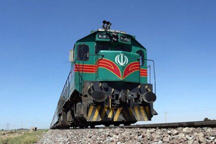 ۴ مصدوم در تصادف قطار با یک دستگاه پیکان وانت