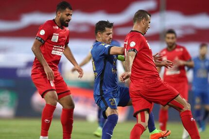 پرسپولیس دربی جنجالی را از استقلال برد و به صدر آمد / شهرآورد تحت تاثیر اعتراضات و خطاهای پیاپی بازیکنان دو تیم