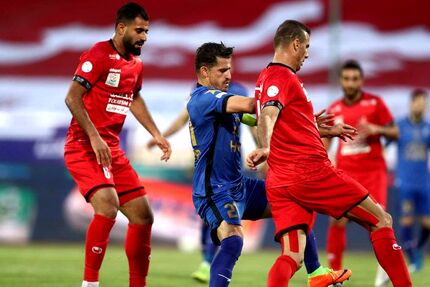 پرسپولیس دربی جنجالی را از استقلال برد و به صدر آمد / شهرآورد تحت تاثیر اعتراضات و خطاهای پیاپی بازیکنان دو تیم