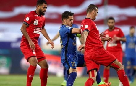 پرسپولیس دربی جنجالی را از استقلال برد و به صدر آمد / شهرآورد تحت تاثیر اعتراضات و خطاهای پیاپی بازیکنان دو تیم