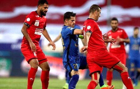 پرسپولیس دربی جنجالی را از استقلال برد و به صدر آمد / شهرآورد تحت تاثیر اعتراضات و خطاهای پیاپی بازیکنان دو تیم