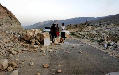 کوه در جاده چالوس ریزش کرد ولی خسارتی نداشت
