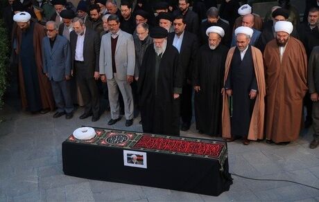 رهبر انقلاب بر پیکر آیت‌الله امامی‌کاشانی نماز اقامه کردند