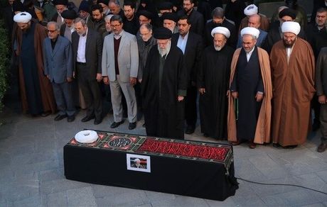 رهبر انقلاب بر پیکر آیت‌الله امامی‌کاشانی نماز اقامه کردند