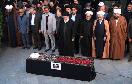 رهبر انقلاب بر پیکر آیت‌الله امامی‌کاشانی نماز اقامه کردند