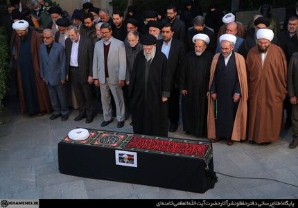 رهبر انقلاب بر پیکر آیت‌الله امامی‌کاشانی نماز اقامه کردند