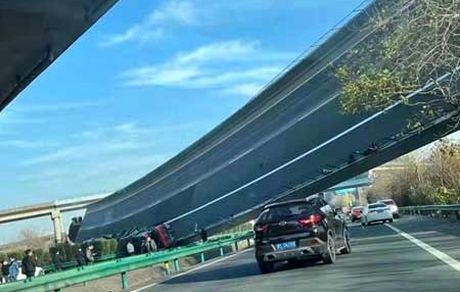 واژگونی عجیب و غریب یک پل در چین + ویدئو