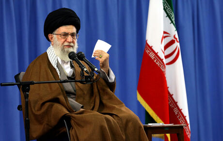  جمعی از فرماندهان نیروی هوایی ارتش با رهبر انقلاب دیدار می‌کنند