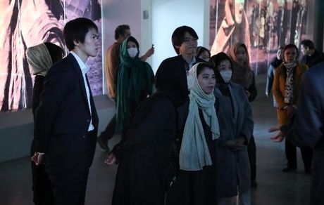 بازدید جمعی از دانشجویان ژاپنی از موزه ملی انقلاب اسلامی و دفاع مقدس