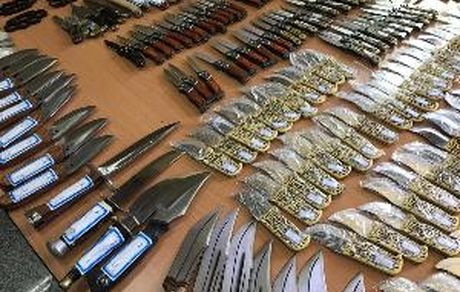 کشف و توقیف ۲۰۰ قبضه سلاح سرد در خیابان مولوی تهران