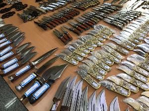 کشف و توقیف ۲۰۰ قبضه سلاح سرد در خیابان مولوی تهران