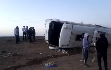 اتوبوس مسافربری واژگون شد / ۳۳ مسافر مصدوم شدند