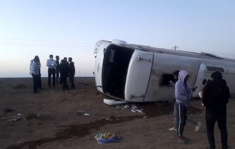 اتوبوس مسافربری واژگون شد / ۳۳ مسافر مصدوم شدند